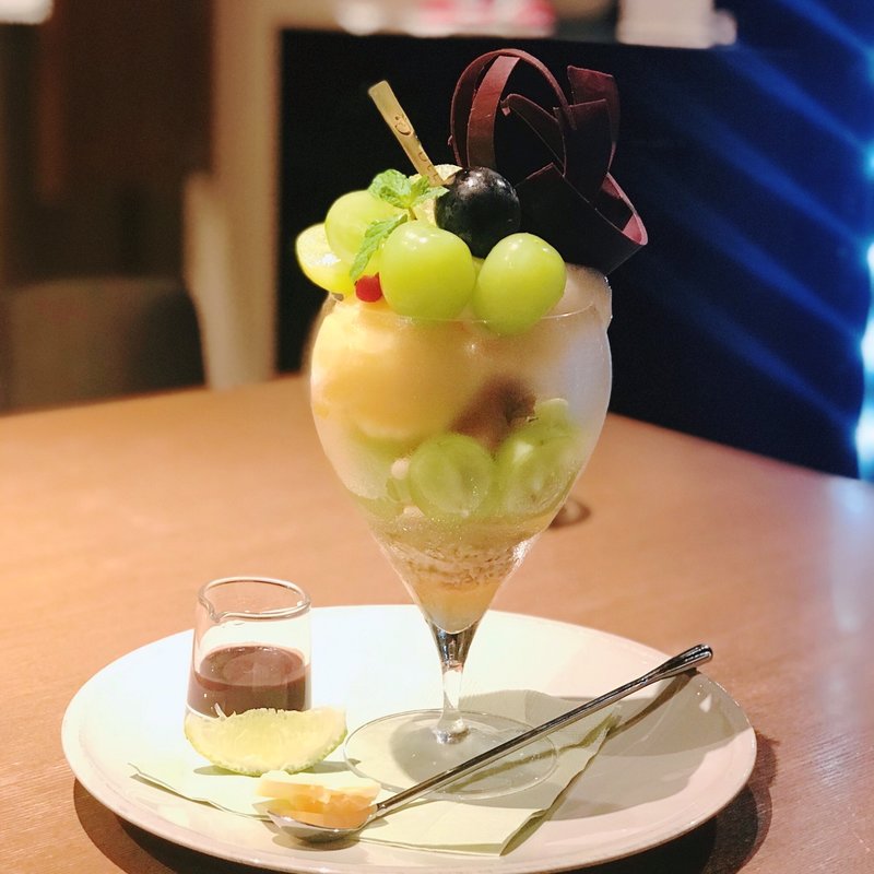 シャインマスカット パフェ(パティスリー＆カフェ デリーモ 東京ミッドタウン日比谷店)