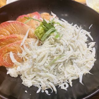 ブリしらす丼(ムスブ田町魚金)