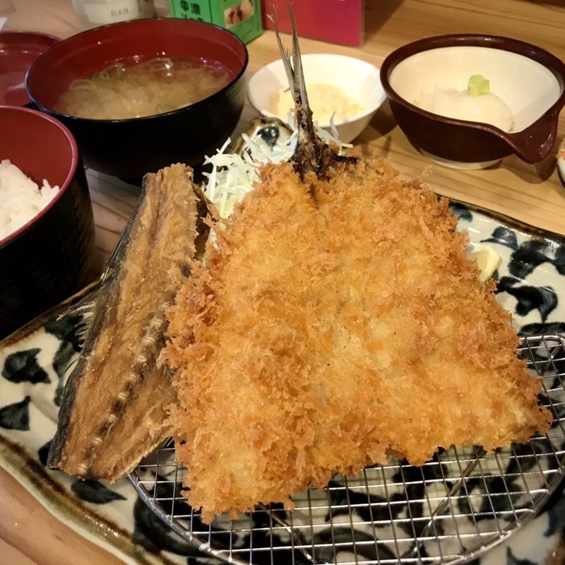 プレミアムアジフライ定食(豊洲もったいないプロジェクト 魚治 中目黒)