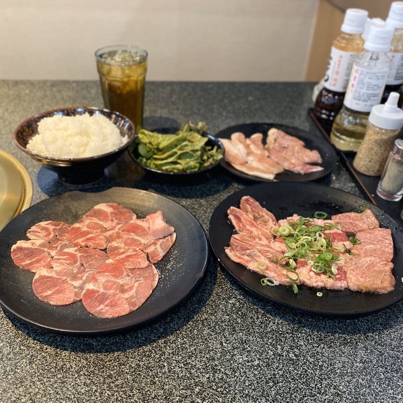 あみやき亭ランチ(炎のトロタン、やわらか牛ハラミ、豚トロ上カルビ、旨みカルビ、鶏せせり、やわらか霜降り風焼肉、ライス、サラダ、ドリンクバー)(あみやき亭 円上店)