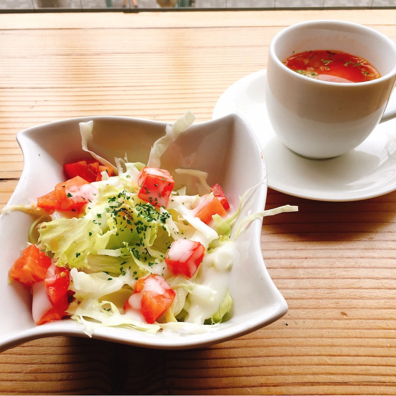 サラダ、牛すじスープ(牛すじトマト煮込み専門店もうまてん)