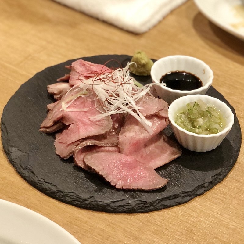 低温仕上げの牛タン刺し(欧風食堂・酒場 パーラーコマツ)