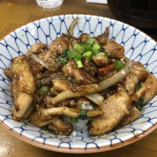 鶏モモ焼肉丼マヨマスタードソース絡め(ラーメン専科 竹末食堂)