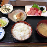 マグロブツととろろのセット(市場食堂)