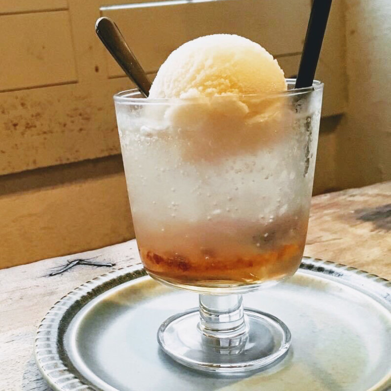 ネクタリンのクリームソーダ(コマグラカフェ)