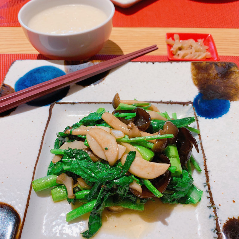 青菜とキノコの塩炒め(中華料理 香 Xiang)