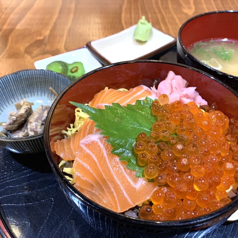 生サーモンいくら丼(ミニ)(お食事処 海心 )