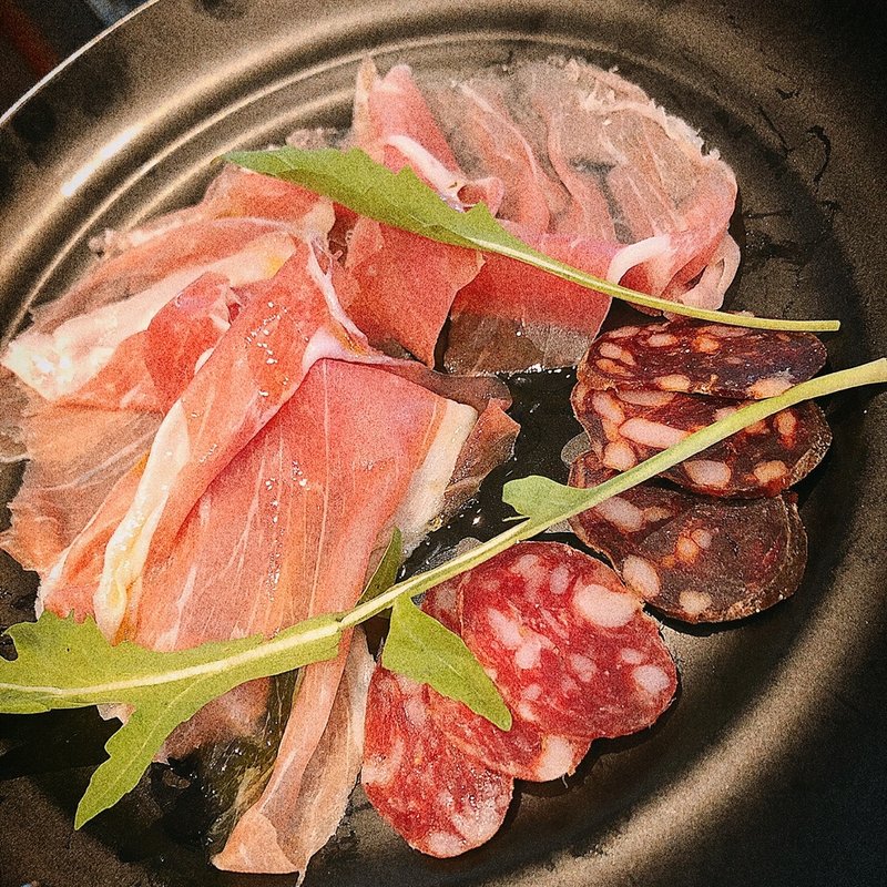 生ハムとサラミの盛り合わせ(フジマル食堂 枚方T-SITE店)