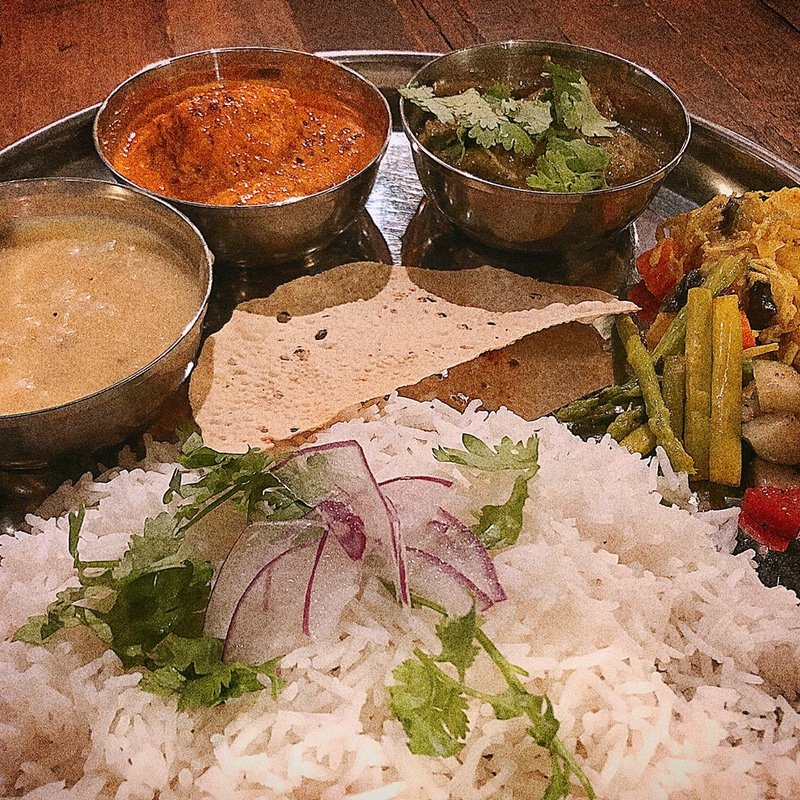 カチャロンカチキン えびのコフタのココナツカレー 副菜3種、2種豆のダル (spice&bar 土器 -かわらけ-)