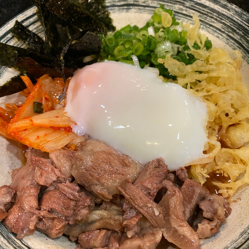 赤い虎ぶっかけ（冷のみキムチと牛すじたっぷり温玉付）(虎のバタ－ )