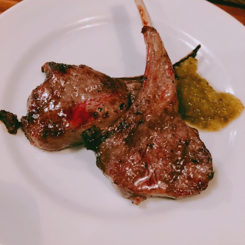 かぶりつきラムチョップ　シオ　1本(下町バル ながおか屋)