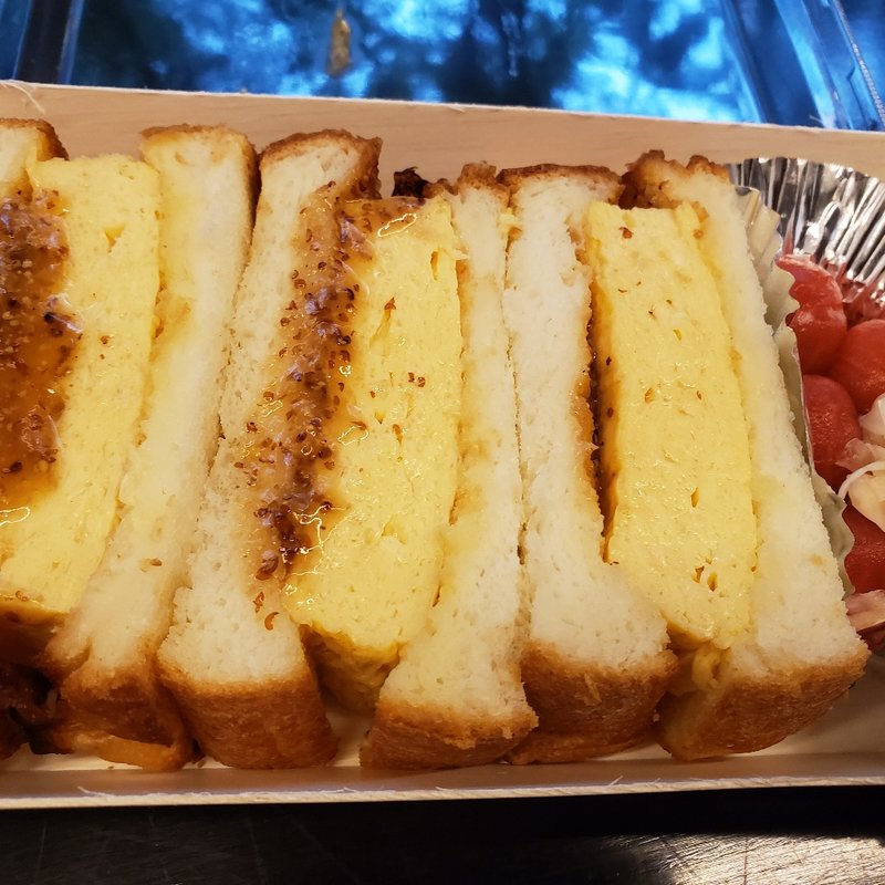 だし巻き玉子サンドミニトマトの南蛮漬け添え(黒茶屋)