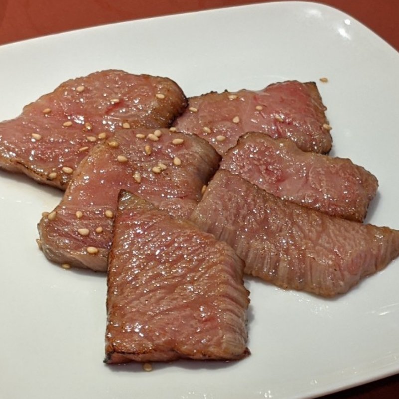 炙り牛たたき(焼肉よこづな)