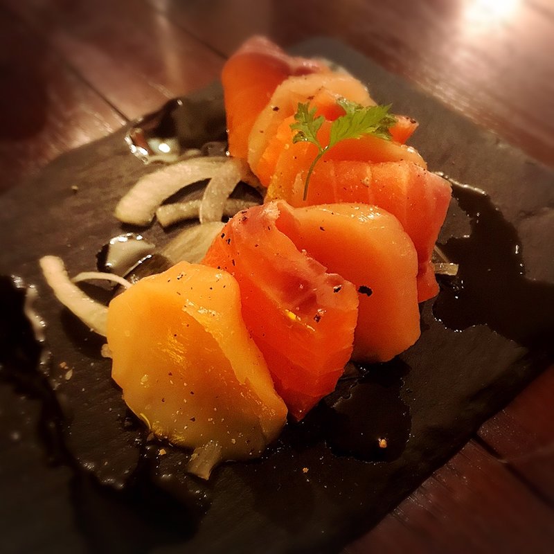 燻製サーモンと燻製帆立のカルパッチョ(nakameguro 燻製 apartment)