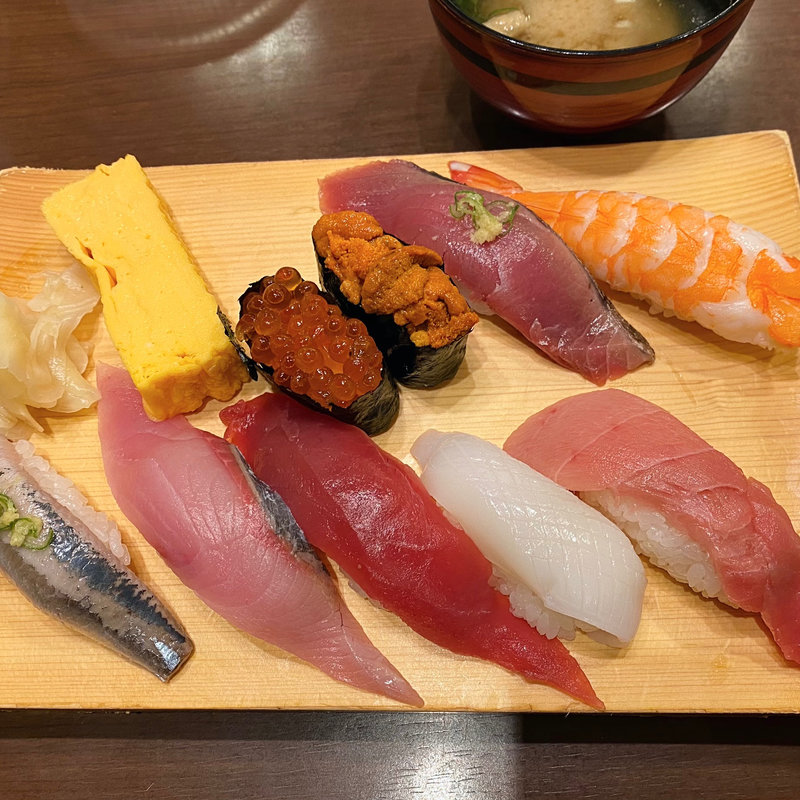 特選握り中トロ・うに・いくら入り 10貫 サラダ お椀付き(沼津 魚がし鮨 キュービックプラザ新横浜店)