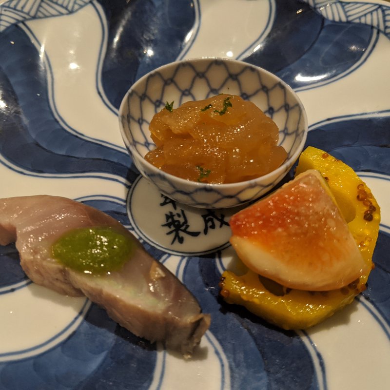 黒酢の締め鯖　椒麻ソース、蓮根のピクルス　マスタード風味、無花果　杏露酒のコンポート、大連産くらげ　柚子風味(series)