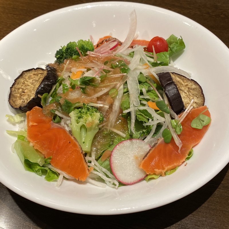 紅鮭のタタキと焼き茄子のサラダ〜紅生姜のドレッシングで〜(焼肉ダイニング ワンカルビ 伊丹寺本店)