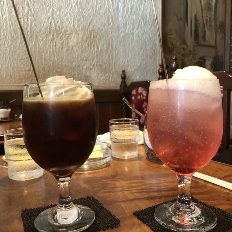ウインナーコーヒー（左）クリームソーダ（右）(コーヒーポット)