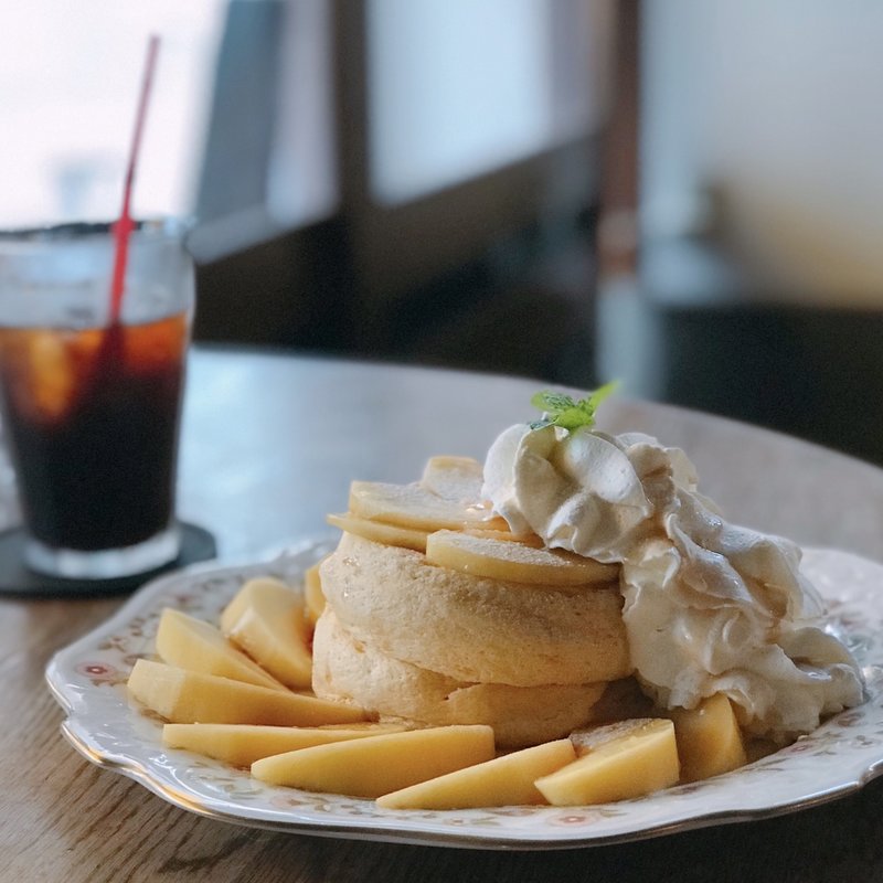 季節のフルーツパンケーキセット(iriya plus cafe（イリヤプラスカフェ）)