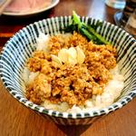 肉味噌ご飯(メンドコロ キナリ)