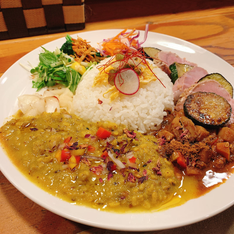味噌のドライキーマと豆のあいがけカレー(さぼてん食堂 )