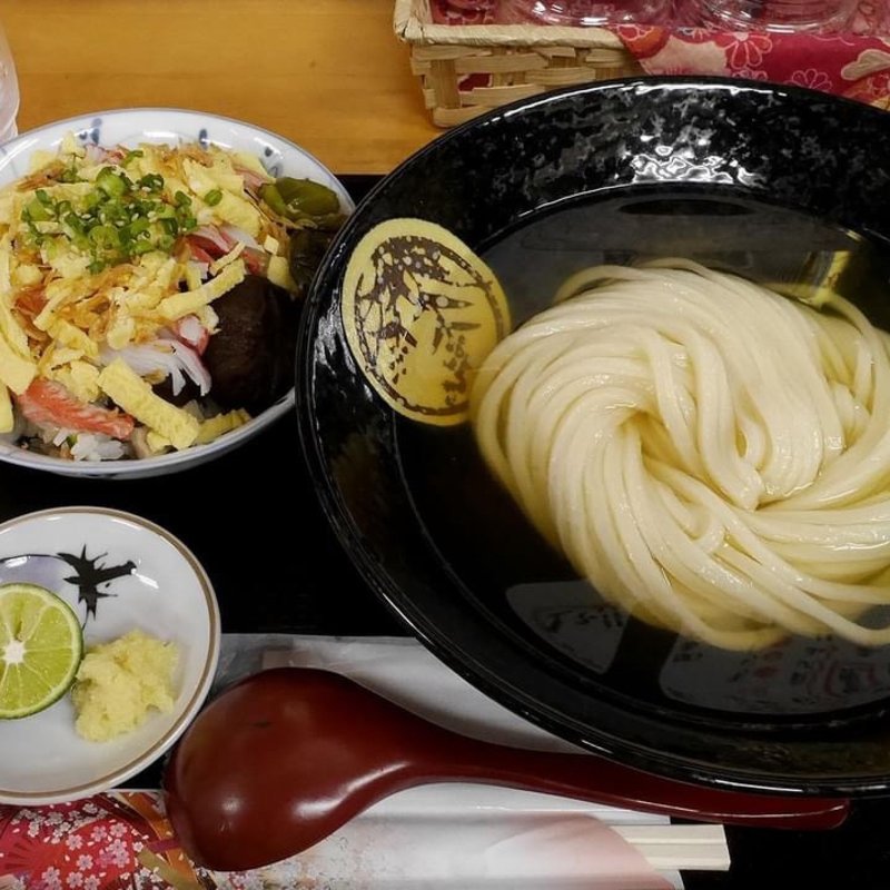 ひやかけと五目ちらし寿司のセット(手打ちうどん 紅屋)