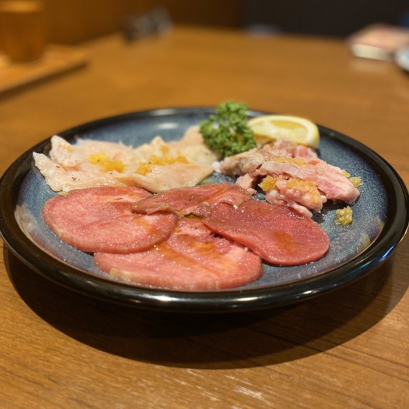 塩タン、塩ミノ、ナンコツ(成香園)