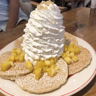  パイナップル、ホイップクリームとマカダミアナッツ(Eggs 'n Things 心斎橋店)