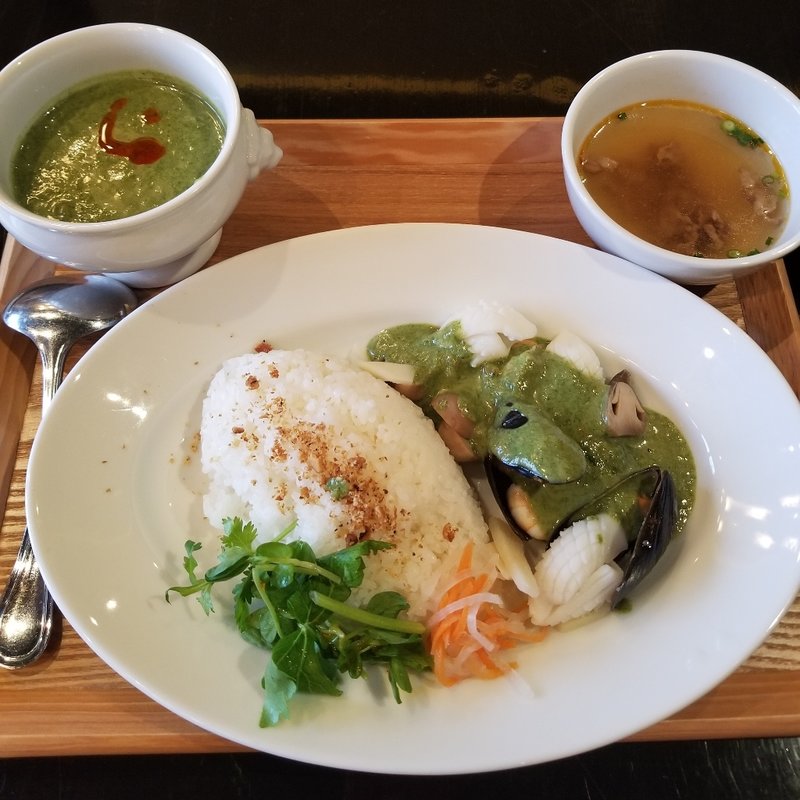 海鮮のココナッツグリーンかリーライスとスープのセット(カサブランカシルク 丸ビル店)