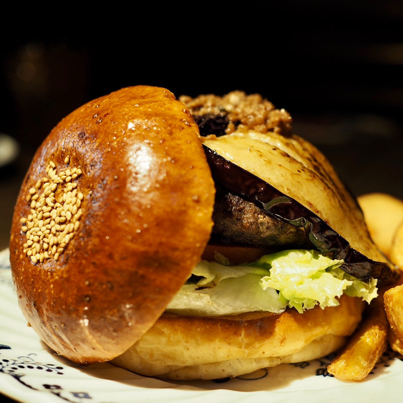 担々肉みそと揚げナスBURGER(だるま珈琲)