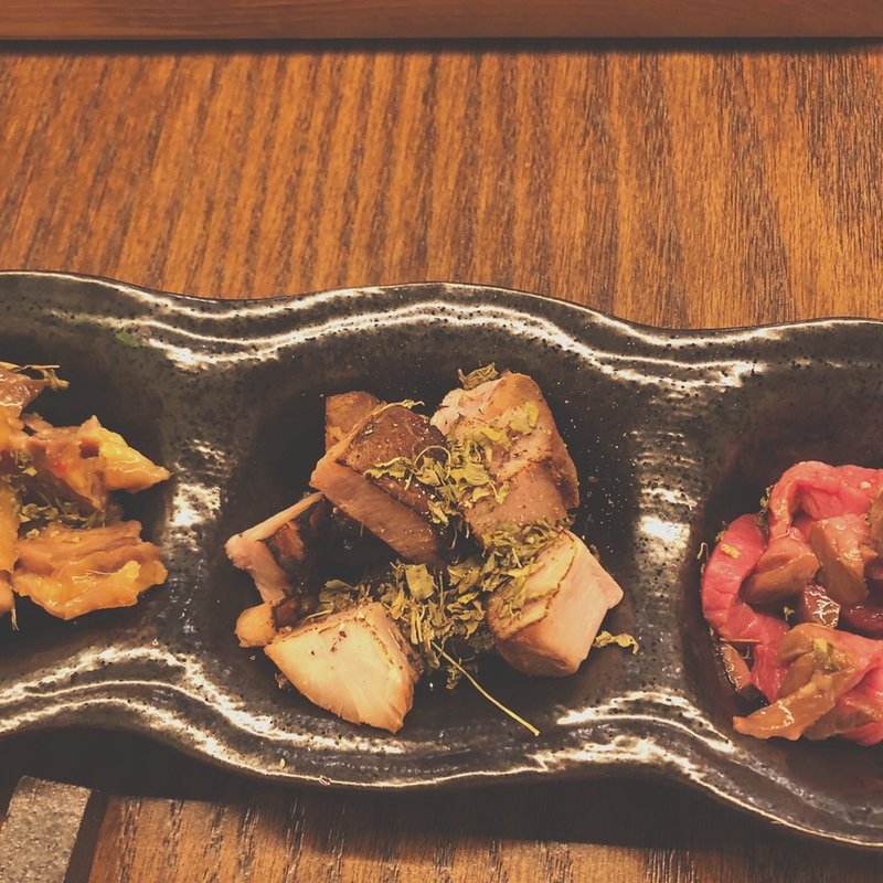 ほんまおつカレーセットの日替わり3品～肉祭り編～(お出汁とスパイス魁エレクトロ二カレー)