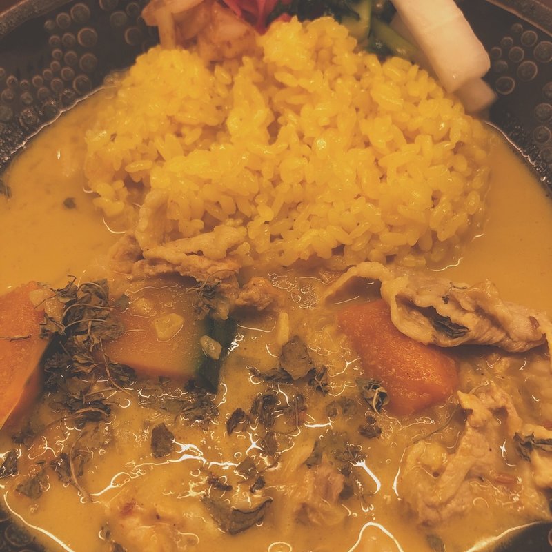 ほんまおつカレーセットの「豚肉と南瓜のクリームカレー」(お出汁とスパイス魁エレクトロ二カレー)