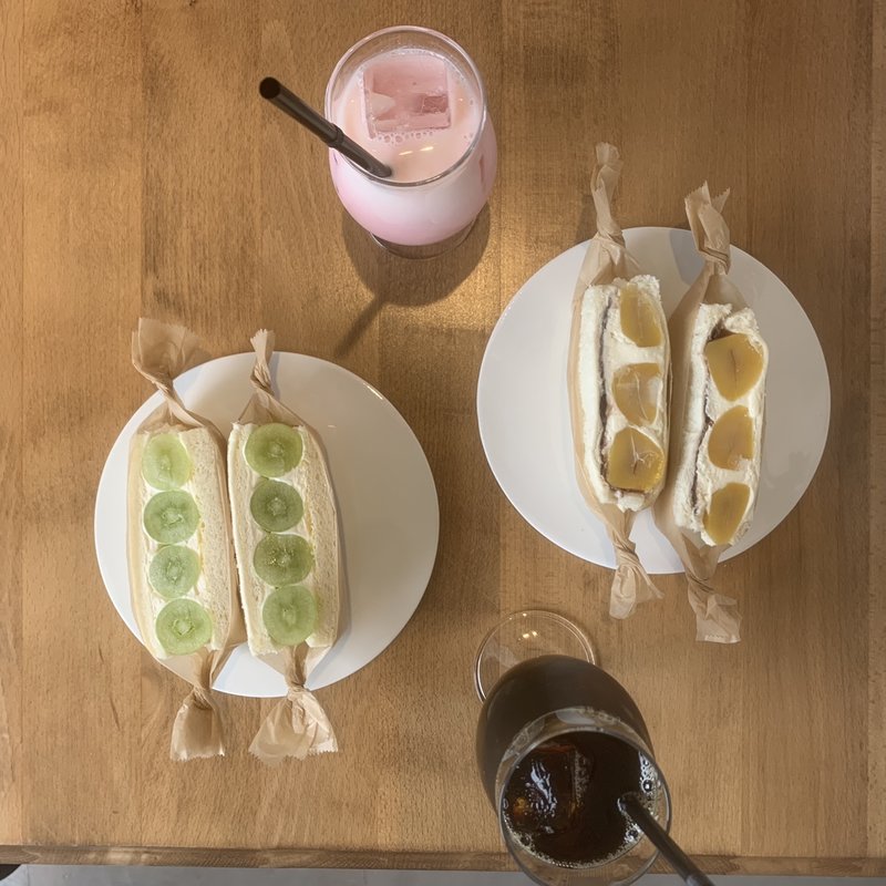 シャインマスカットフルーツサンド　栗のフルーツサンド(Loundry coffee)