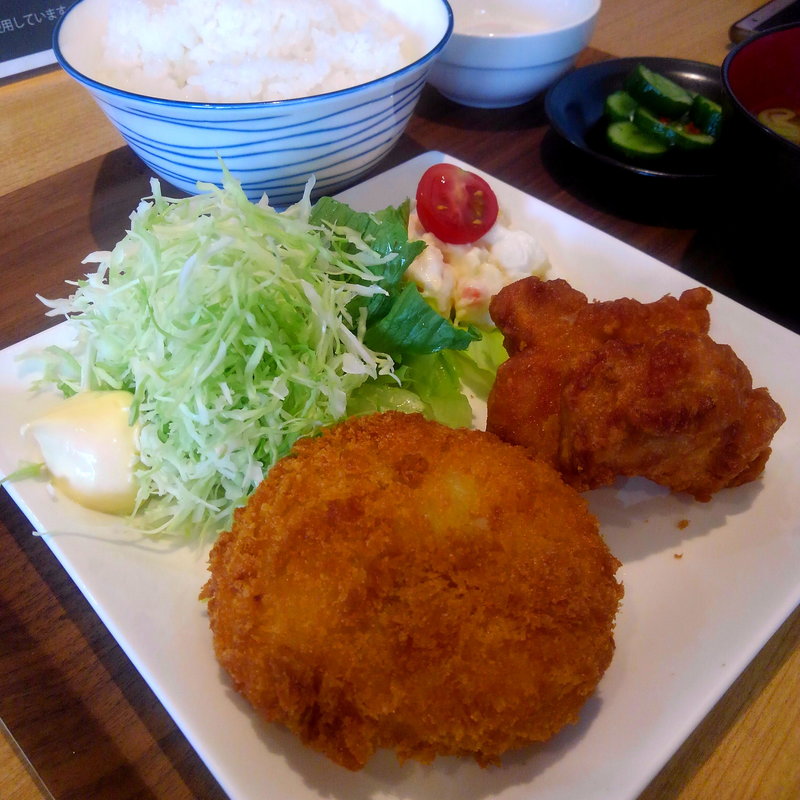 キーマカレーコロッケと唐揚げ定食(揚げたてコロッケ屋! )