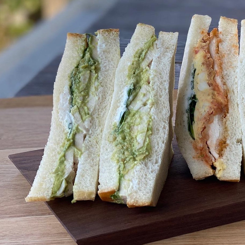 鶏ハムアボカドサンド(三角屋)