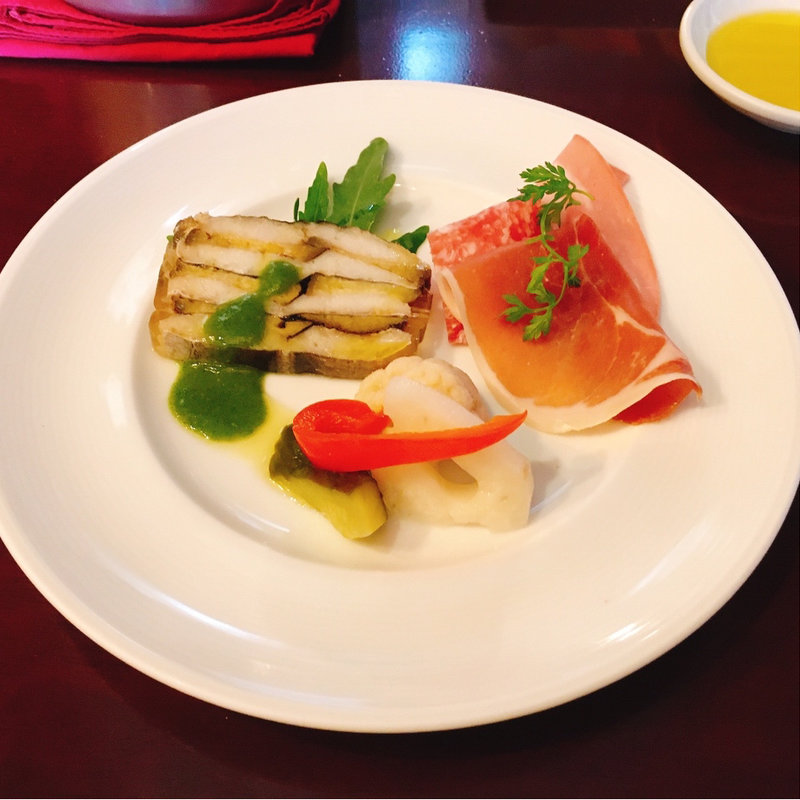 ハモと茄子のテリーヌ、ハムの盛り合わせ、自家製ピクルス(オステリアバートニー)