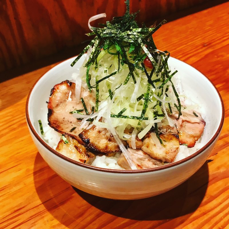 炭焼き豚とネギの丼(麺やひだまり )