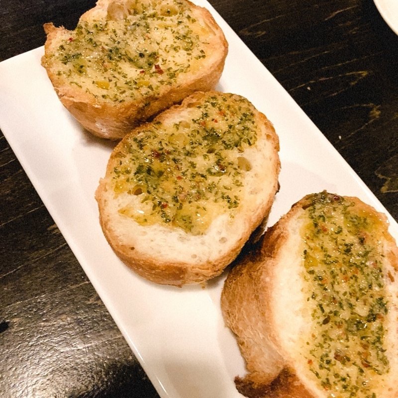 ガーリックトースト(鉄板焼 zaza Casual Dining （テッパンヤキ ザザカジュアルダイニング）)