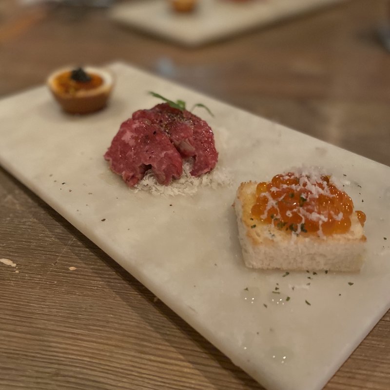 前菜3種(ウフマヨ、牛のカルパッチョ、いくらトースト)(MACHO)