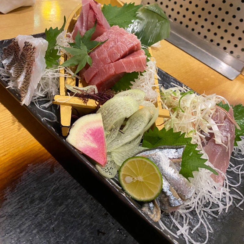 三陸直送!!刺身豪華５点盛り(かき小屋 飛梅 神田西口店)