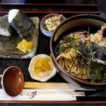 冷やし天ぷらうどんとおにぎりのセット(創作手打うどん 麺工房 夢)
