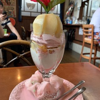 ももだらけパフェ(フルーツパーラー角館 さかい屋 )