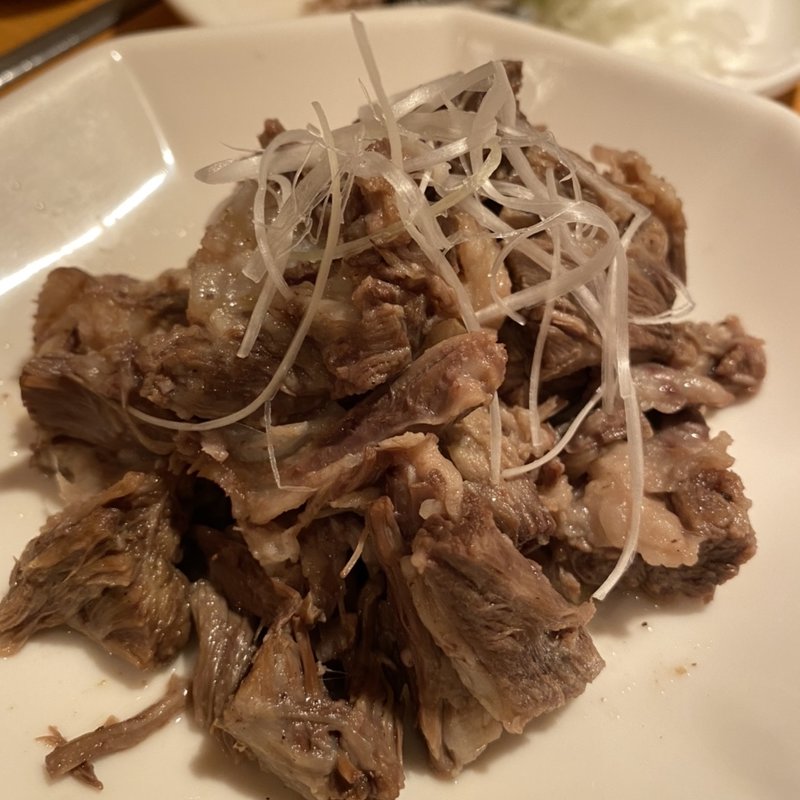 牛テールのおつまみ(焼肉 名門(メイモン)ホルモン)