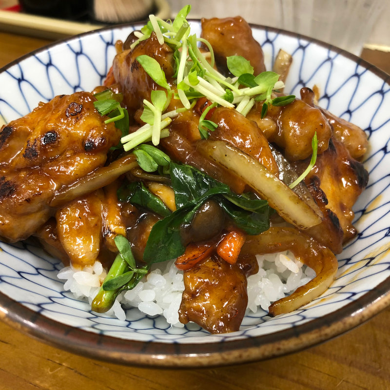 特製ケチャップソース鶏モモ焼肉丼(ラーメン専科 竹末食堂)
