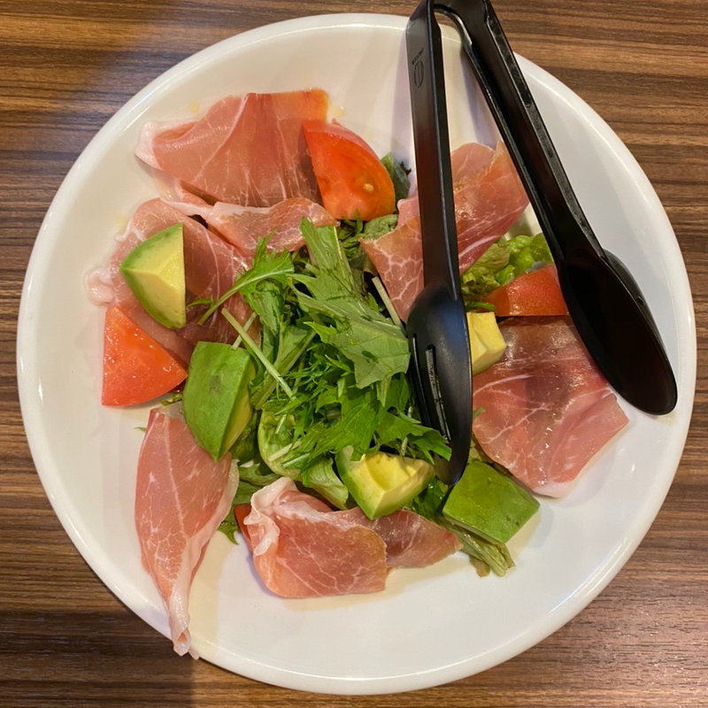 生ハムとアボカドのサラダ(グリルキング)
