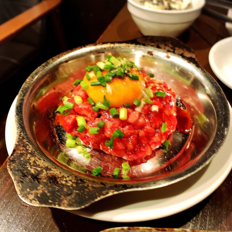 炙りユッケ(魅惑の七輪 らんまん （ミワクノシチリンランマン）)