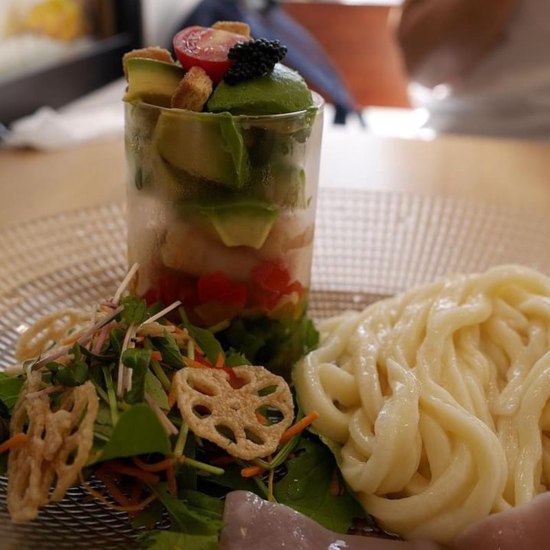 海老とアボカドのぶっかけうどん(KONA×MIZU×SHIO)