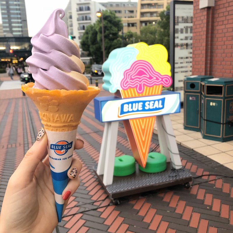 バニラ＆紅イモソフトクリーム(ブルーシール　恵比寿ガーデンプレイス店)