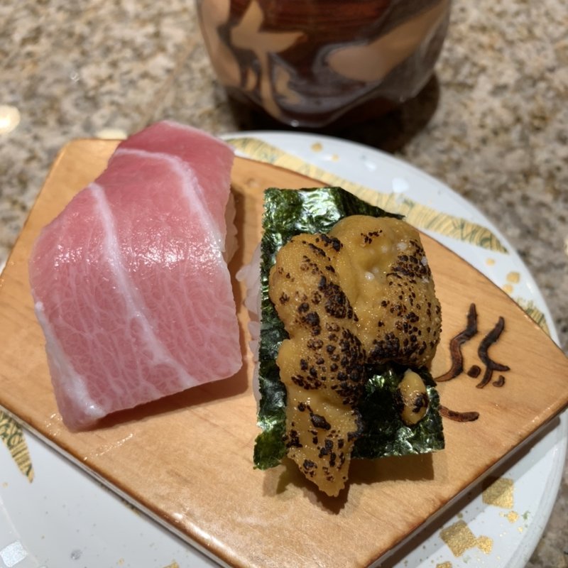 炙りウニと大トロ(江戸前回転寿司 弥一 阪急うめだ本店)