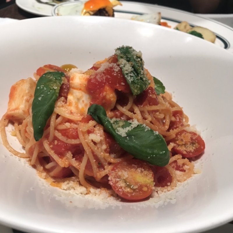 赤いトマト系のパスタ(カフェ&グリル シズルガズル 渋谷ヒカリエ店 （Cafe&GrillSIZZLEGAZZLE）)